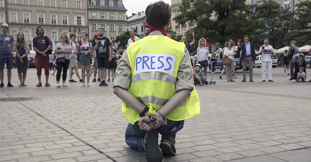 En demonstrant protesterer mot sensur og manglende ytringsfrihet i Polen. Foto: Bogdan Khmelnytskyi/Shutterstock