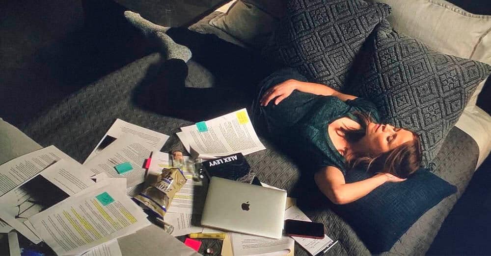 I denne scenen fra ‘The Morning Show’ sover Reese Witherspoon ved siden av en iPhone og en MacBook. Foto fra serien