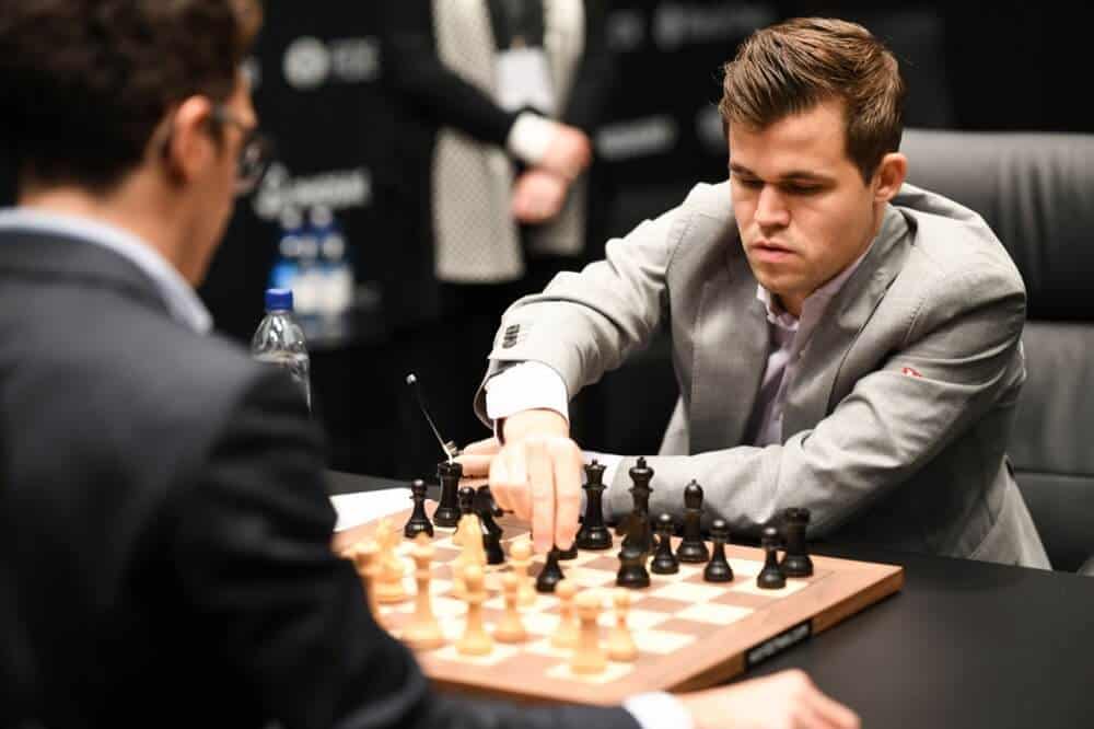 Algoritmene lærte både regler og de viktigste strategiene for sjakk ved å analysere hva kommentatorene sa. Her er Magnus Carlsen i kamp mot Fabiano Caruana under verdensmesterskapet i sjakk i fjor. Foto: Bart Lenoir