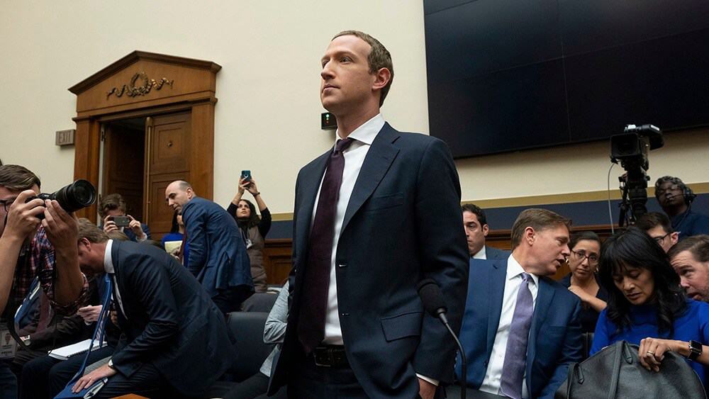 Facebook-sjef Mark Zuckerberg foran høringene i Representantenes hus. Zuckerberg ble grillet i nesten seks timer. Foto: Shutterstock