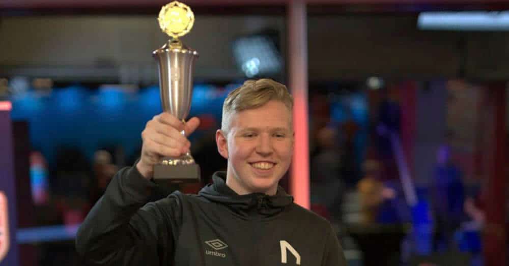 Magnus Myhrhaug Kristiansen (18) ble lørdag norgesmester i eFotball. Foto: NFF